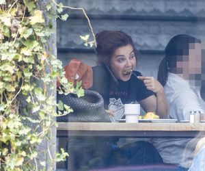 Małgorzata Socha stroi miny przy bajglu