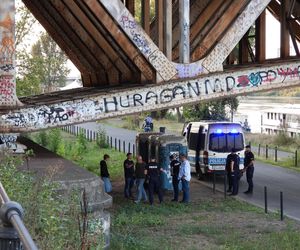 Wypadek na Bulwarach Wiślanych. 15 latka spadła z mostu.