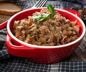 Świąteczny bigos idealny! Przepis na klasyczne danie, które smakuje coraz lepiej każdego dnia