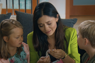 M jak miłość odc. 1700. Iza (Adriana Kalska), Maja (Laura Jankowska), Szymek (Staś Szczypiński)