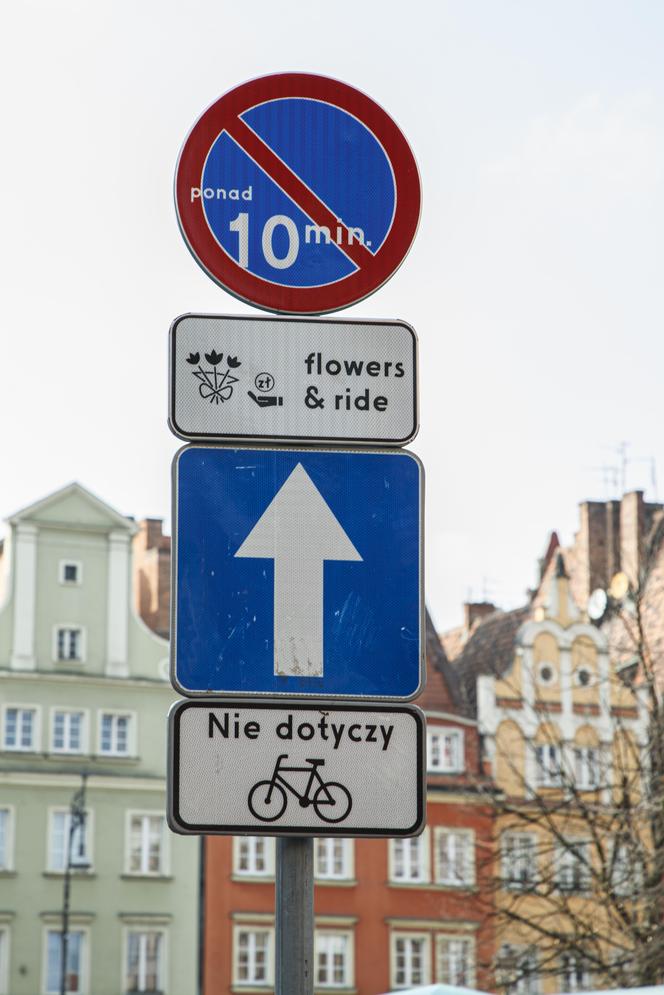 Nowe znaki  "flowers & ride" na pl. Solnym we Wrocławiu