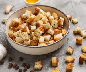 Idealne do zup i sałatek. Grzanki czosnkowe są pyszne i łatwe do zrobienia 