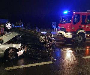 Karambol w Legionowie, samochód dachował. Jadąca do rannych karetka rozbiła się na drodze