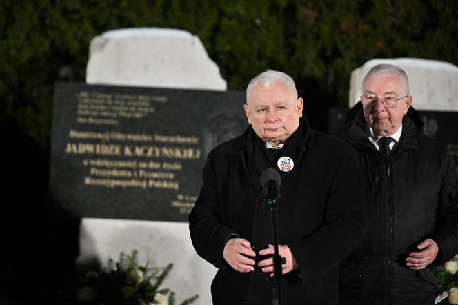 Prezes PiS pod więzieniem w Radomiu. Wcześniej czcił pamięć po matce