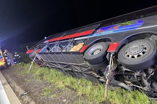 Format: Wypadek autokaru z amerykańskim żołnierzami na A4 pod Jaworem. Jest wielu rannych. Żołnierkę zabrał śmigłowiec [ZDJĘCIA].