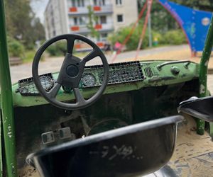 Lublin świętuje 65-lecie placu zabaw na LSM. Rakieta i gazik wciąż przyciągają dzieci