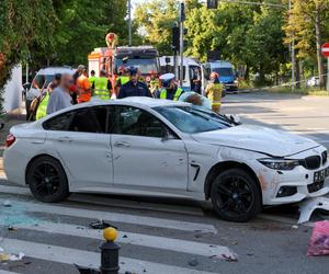 Zderzenie dwóch aut na Mokotowie; jeden z nich wjechał w ludzi