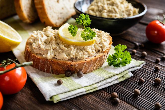 Pasta z wędzonym pstrągiem. Szybki przepis na pyszne kanapki w 10 minut