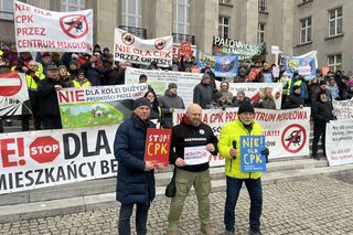 Protest przeciwko kolei do CPK w Katowicach