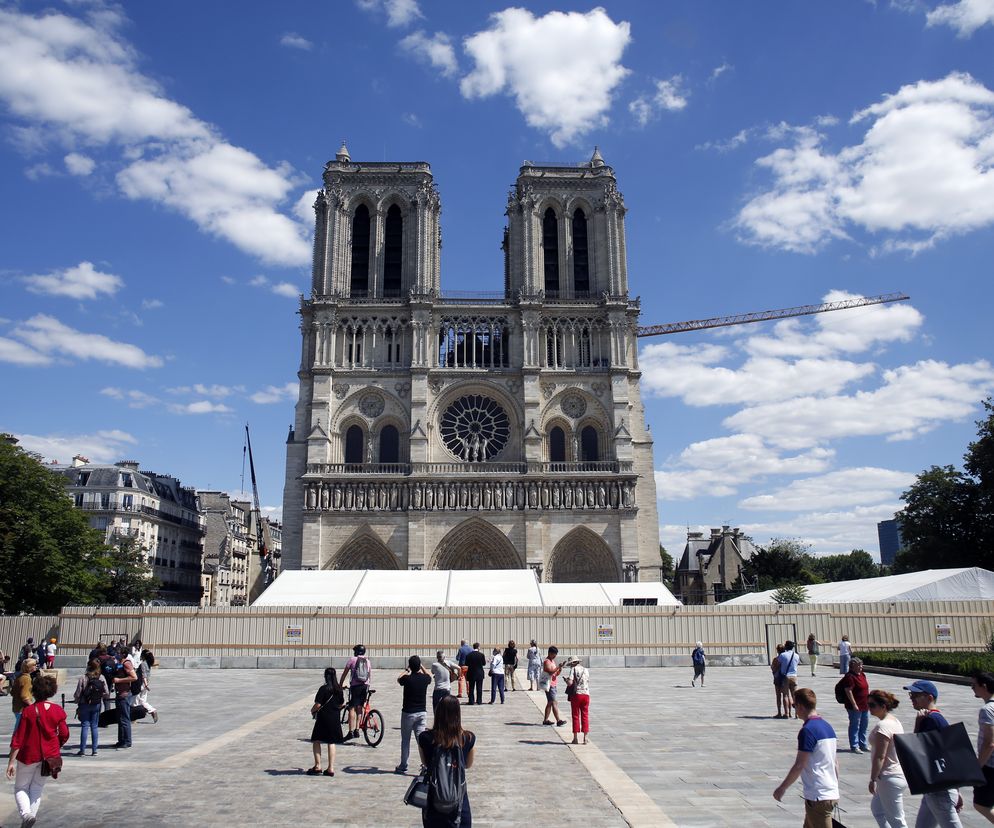 Notre Dame. Dziedziniec gotowy dla turystów 