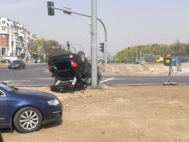 Groźny wypadek na rondzie Kujawskim w Bydgoszczy! Jedno z aut wylądowało na dachu! [ZDJĘCIA]