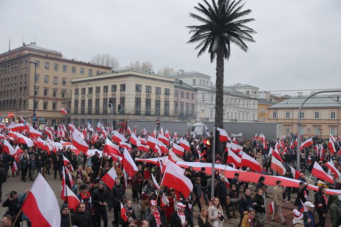 Morze flag na Marszu Niepodległości w Warszawie