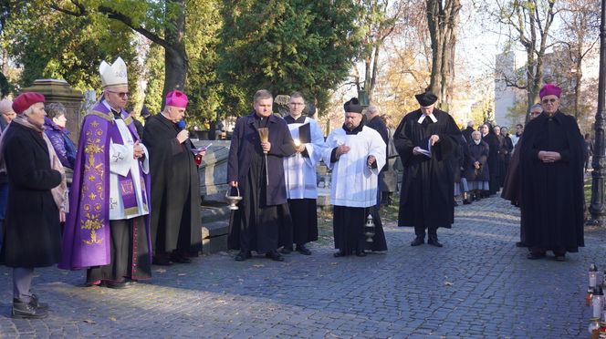 1 listopada na cmentarzu przy ul. Lipowej w Lublinie. Mieszkańcy odwiedzają groby swoich bliskich