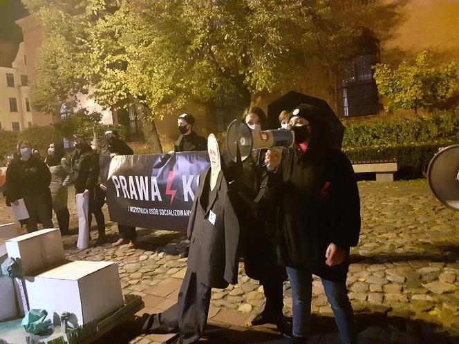 Strajk kobiet w Toruniu. Sejm i Jarosław Kaczyński z kartonów - 18.11.2020