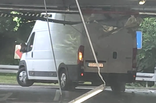 Kierowca busa zdemolował parking w Gdyni i uciekł! Dostawczak był stanowczo za wysoki - WIDEO
