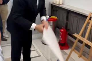 Grzegorz Braun pojawił się w Sejmie. Wpadł w furię i zdemolował wystawę!