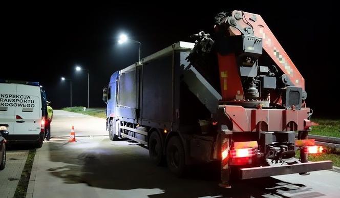 Przeciążony transport szamb betonowych
