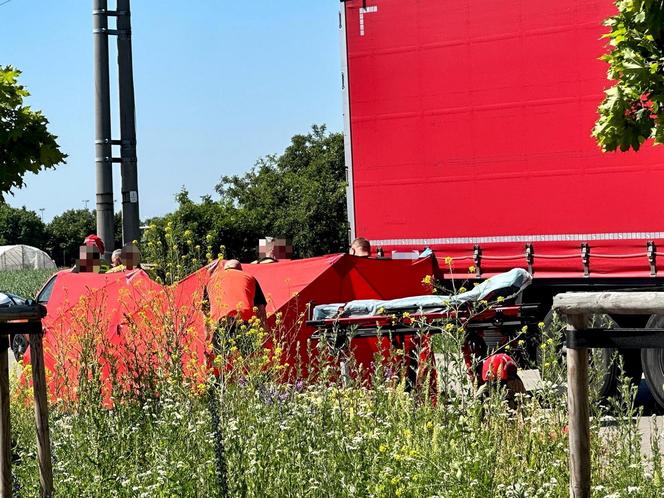 Nie żyje pieszy potrącony przez ciężarówkę. Tragiczna śmierć na drodze