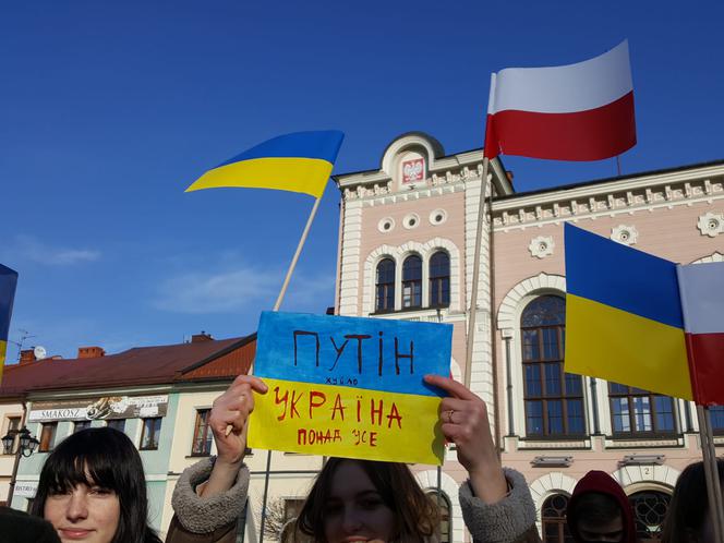 Młodzi ludzie - solidarni z walczącą Ukrainą 