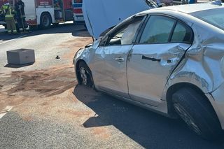 Zderzenie trzech aut, jedno dachowało