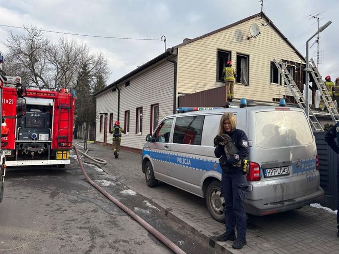 Pożar domu w Pabianicach. Policjanci ewakuowali z płonącego budynku dwie osoby