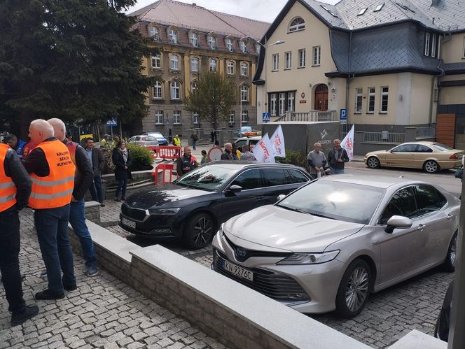 Konferencja prasowa hutników przed Ministerstwem Przemysłu w Katowicach