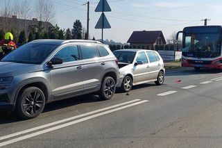 Wypadek na DK 42 w Wąchocku. Autobus uderzył w osobówkę