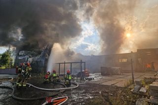 Siemianowice: Pożar hali opanowany. Czy woda i powietrze zostały skażone