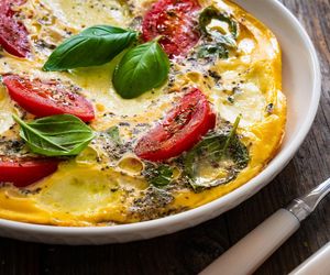 3 składniki z lodówki i 10 minut pracy. Przepis na najlepszy omlet na śniadanie 