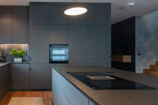 Wyspa kuchenna z wbudowaną płytą grzewczą i okapem - Murator Furniture