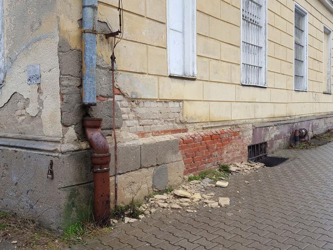 Lecą tynki z dawnego budynku kolejowego przy ul. Dworcowej