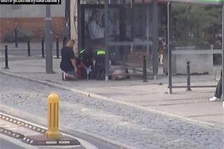 Kobieta leżała na chodniku w centrum Poznania. Pomogli jej strażnicy miejscy