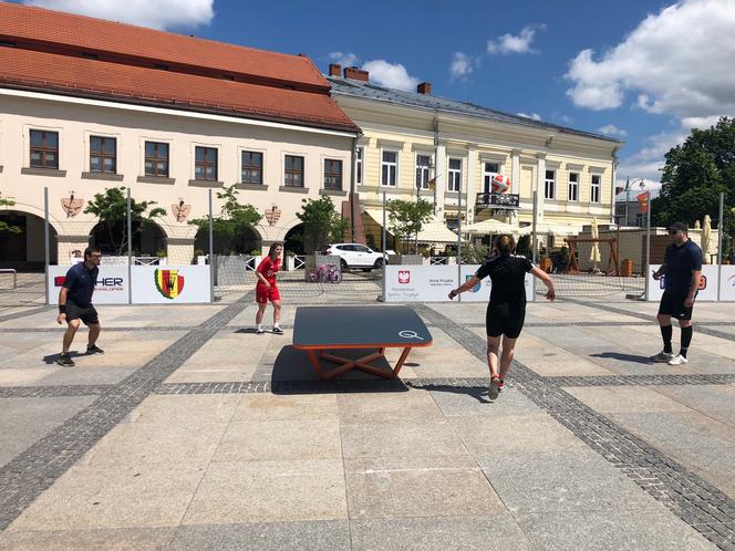 Turniej w teqball na kieleckim Rynku