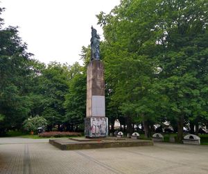 Gigantomania pomników i budowli w PRL-u