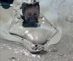 Maja Rutkowski zażywa błotnego SPA