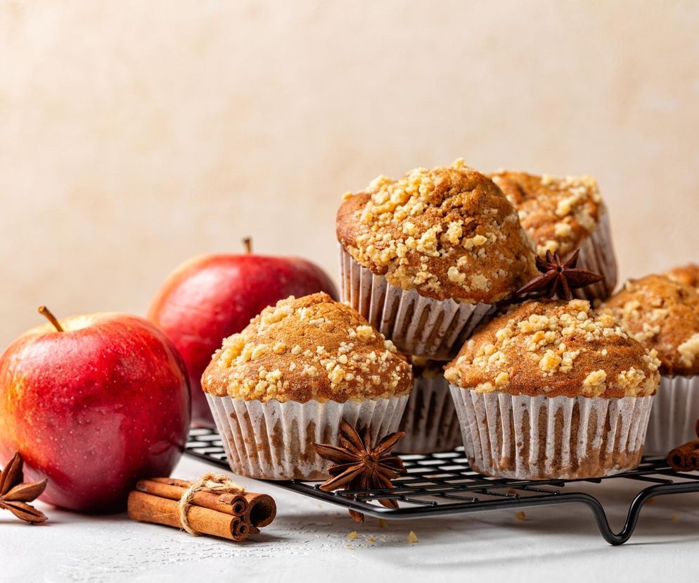 Szarlotkowe muffinki przeniosą was w czas dzieciństwa. Zostaną po nich tylko papiloty