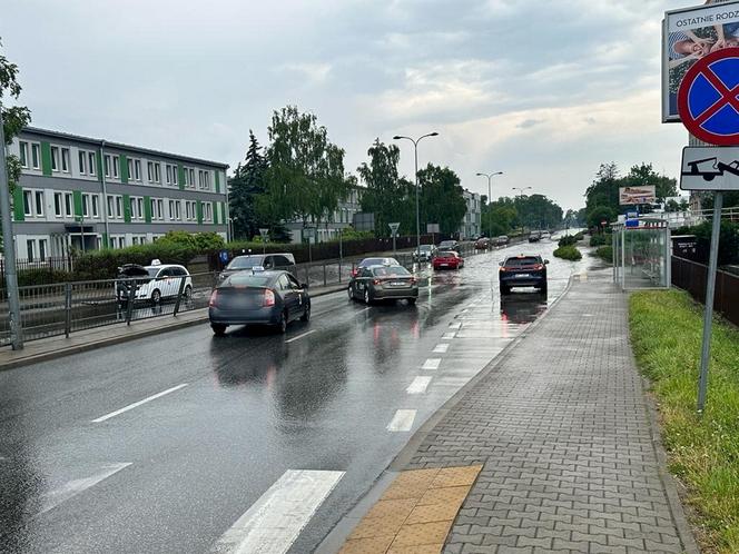 Totalna nawałnica w Warszawie. Samochody zatonęły na drodze