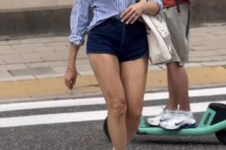 Anna Popek w krótkich szortach paraduje po mieście.