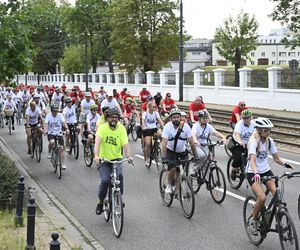 Biało-czerwonym peletonem rowerzyści uczcili Powstanie Warszawskie 
