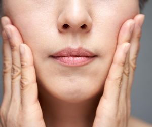 3 kosmetyczne hity z apteki. Wygładzają, ujędrniają i napinają skórę za grosze