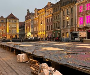 Przygotowania do Jarmarku Świątecznego na Starym Rynku w Poznaniu