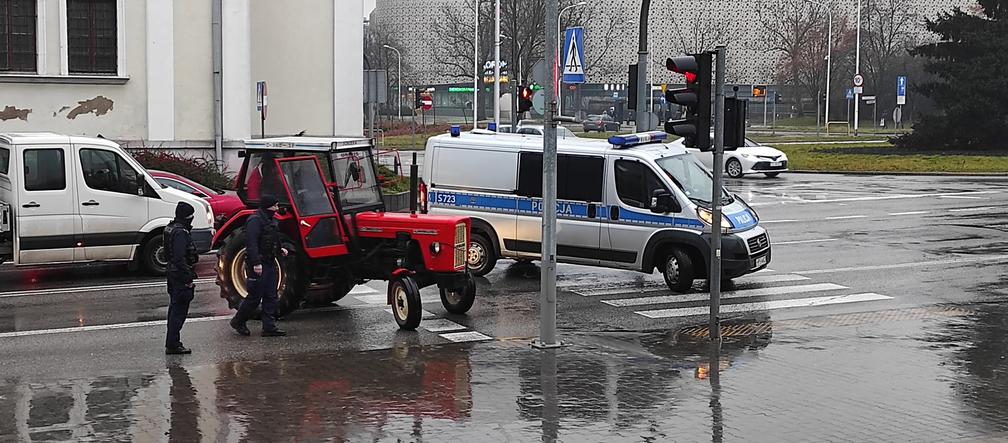 SZOK w centrum Kielc! Traktorzysta w KLAPKACH w rękach policji! Co się stało?