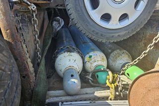 Załadował samochód na pakę i „zabezpieczył” go… butlami z gazem. Policjanci oniemieli