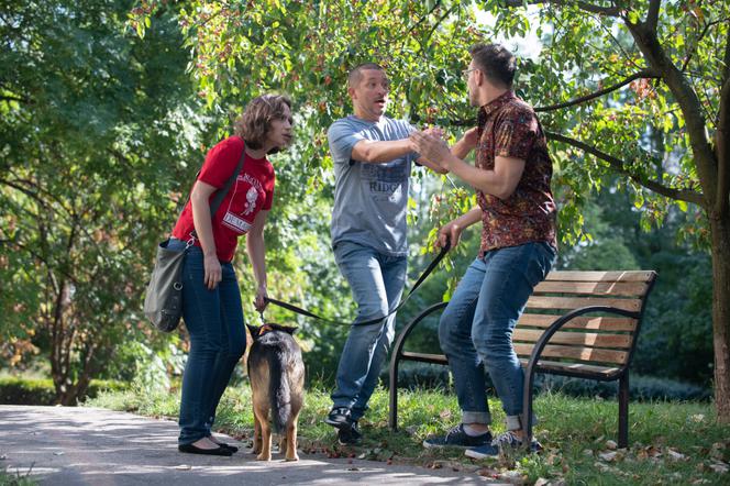 Na Wspólnej, odcinek 2988. Joanna (Anna Cieślak), Karol (Tomasz Nosiński), Bogdan (Wojciech Brzeziński)
