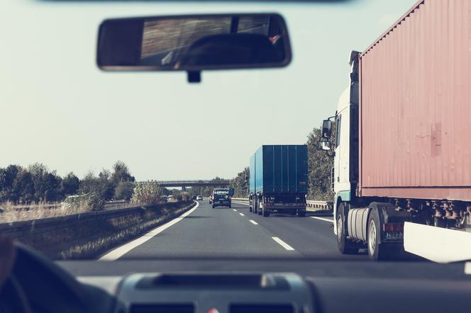 RADOMSKO. Marokański chłopiec UKRYŁ SIĘ pod naczepą TIR-a i przejechał tak SETKI KILOMETRÓW! Był wychłodzony i obolały