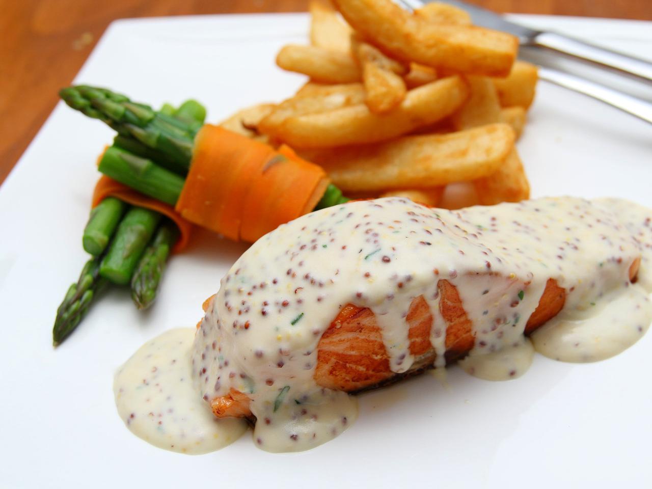 Łosoś z sosem jogurtowym - przepis na grillowanego łososia