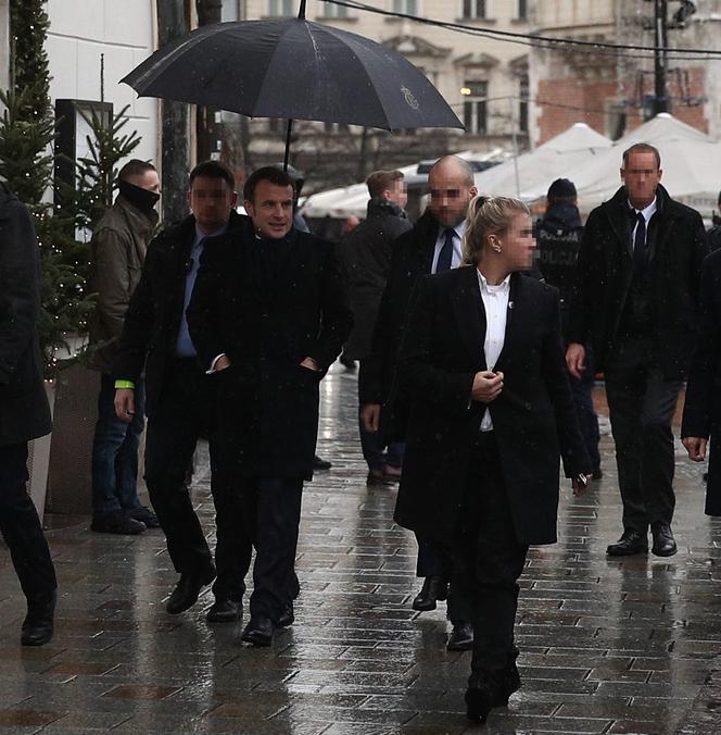 Emmanuel Macron i jego żona zaliczyli wizerunkową wpadkę. "Wyglądają jak turyści"