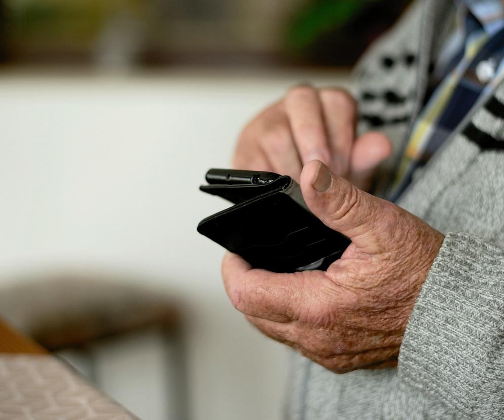 Coraz więcej emerytów korzysta z elektronicznej mLegitymacji