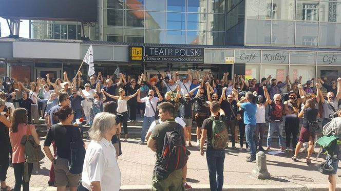 Milczący protest przed Teatrem Polskim