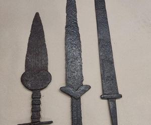 Starożytne miecze w przesyłce pocztowej